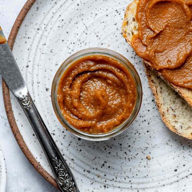 Receita de Manteiga de Abóbora

Ingredientes:
– 2 xícaras de abóbora cozida e amassada
– 1 xícara de açúcar
– 1/2 xícara de água
– 1 colher de sopa de suco de limão
– 1 colher de chá de canela em pó
– 1/2 colher de chá de gengibre em pó
– 1/2 colher de chá de noz-moscada
– 1/4 colher de chá de cravo-da-índia em pó
– 1/4 colher de chá de sal

Instruções:
1. Em uma panela média, combine a abóbora amassada, o açúcar, a água e o suco de limão.
2. Leve ao fogo médio e cozinhe por cerca de 10 minutos, mexendo ocasionalmente.
3. Adicione a canela, o gengibre, a noz-moscada, o cravo-da-índia e o sal.
4. Cozinhe por mais 10-15 minutos, até a mistura engrossar e atingir a consistência desejada.
5. Retire do fogo e deixe esfriar antes de armazenar em potes herméticos.
6. A manteiga de abóbora pode ser usada em torradas, como recheio de bolos ou em diversas receitas. 

Aproveite!
