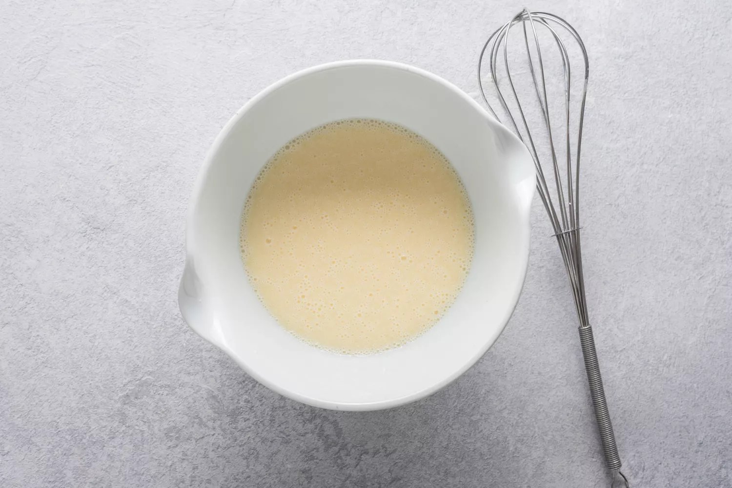 Whisk the egg, oil, milk, and vanilla extract in a bowl