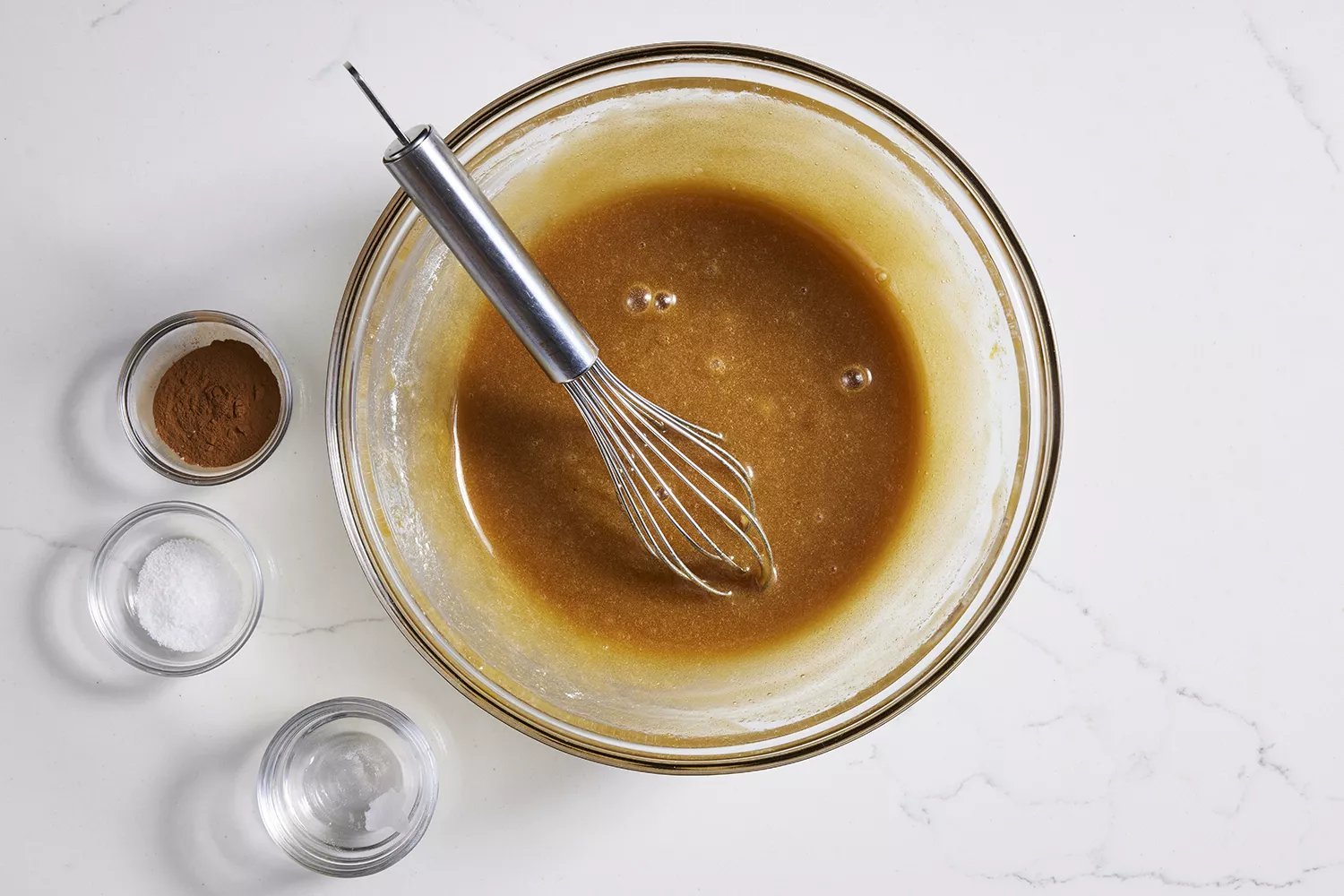 especiarias e fermento adicionados aos ingredientes úmidos