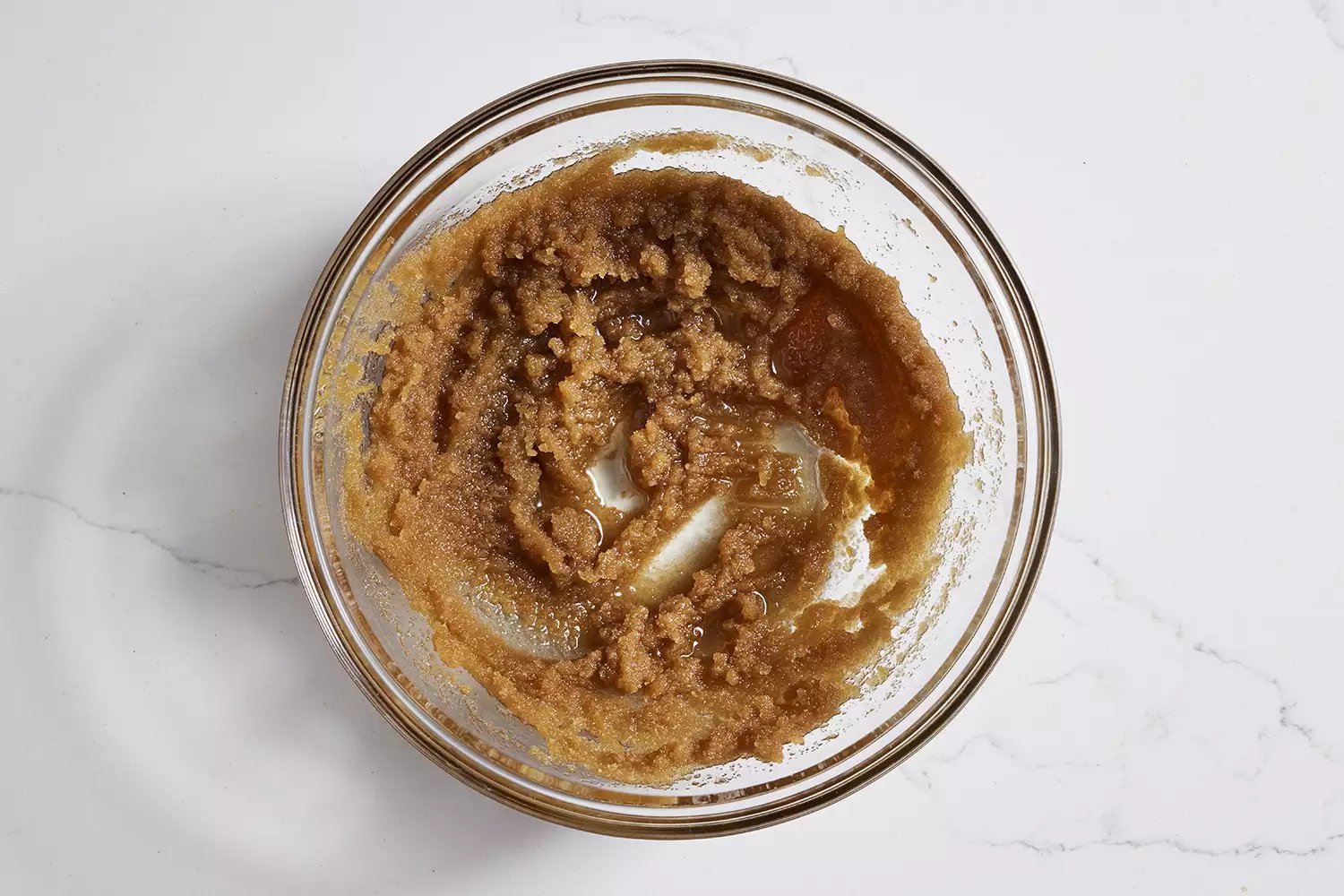 açúcar mascavo misturado com ingredientes úmidos