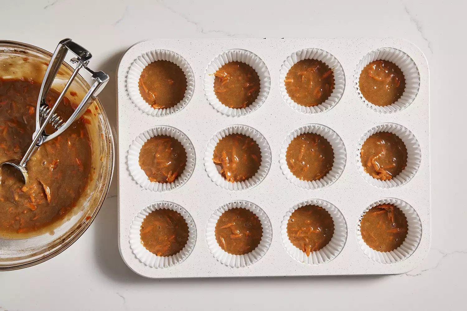 pequena quantidade de massa na forma de muffin