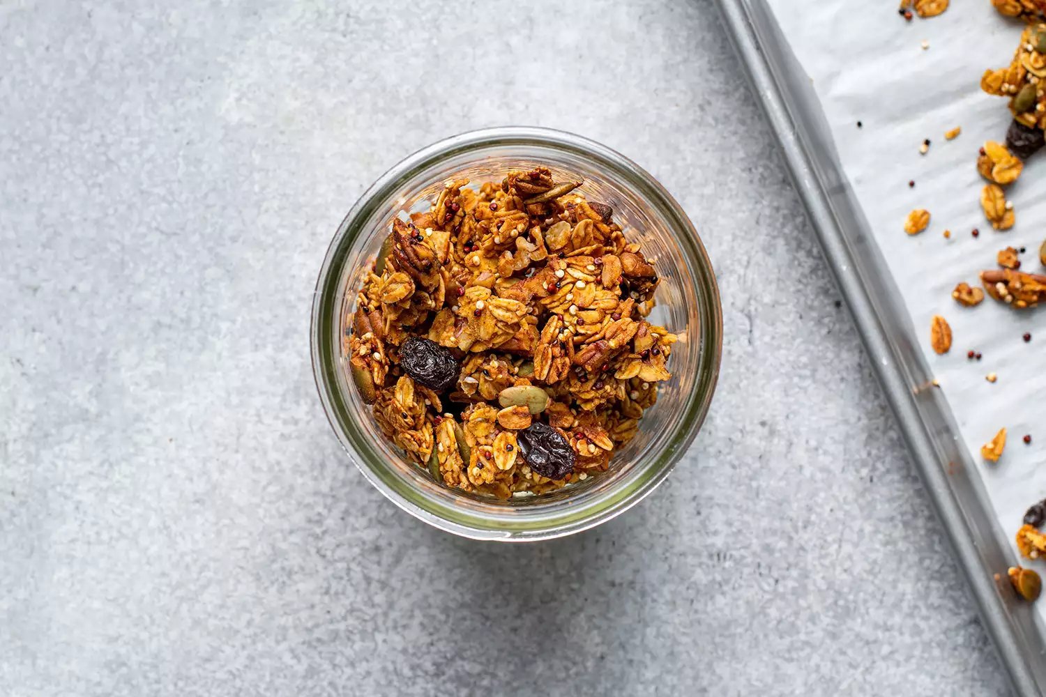 granola em grandes pedaços em uma tigela