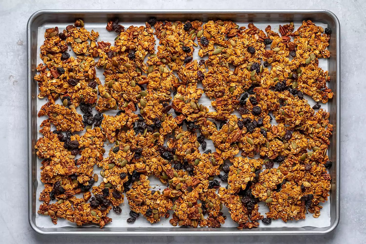 granola resfriada em uma assadeira