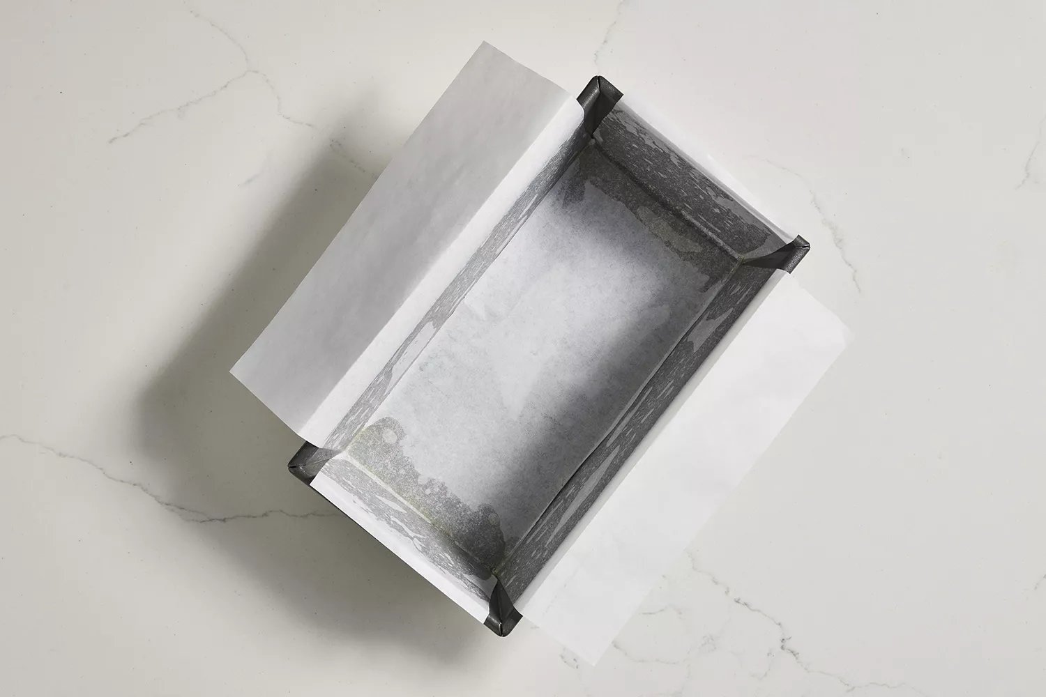 forma de pão forrada com papel manteiga