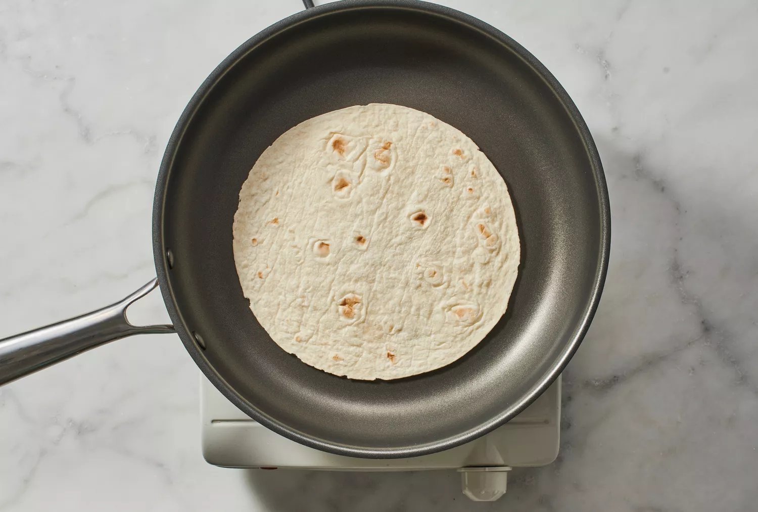 Uma tortilla em uma frigideira