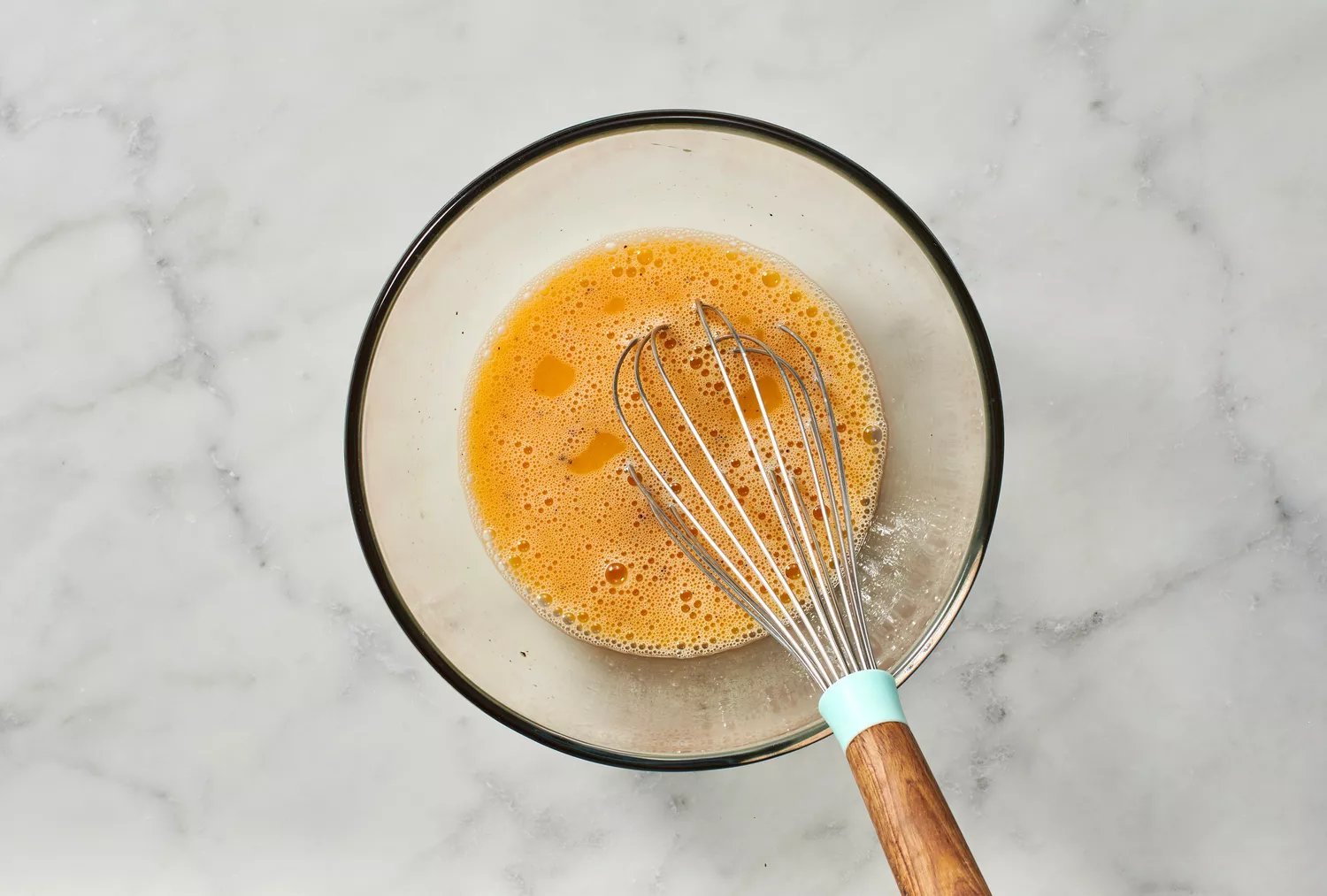 Uma tigela de ovos batidos com sal e pimenta