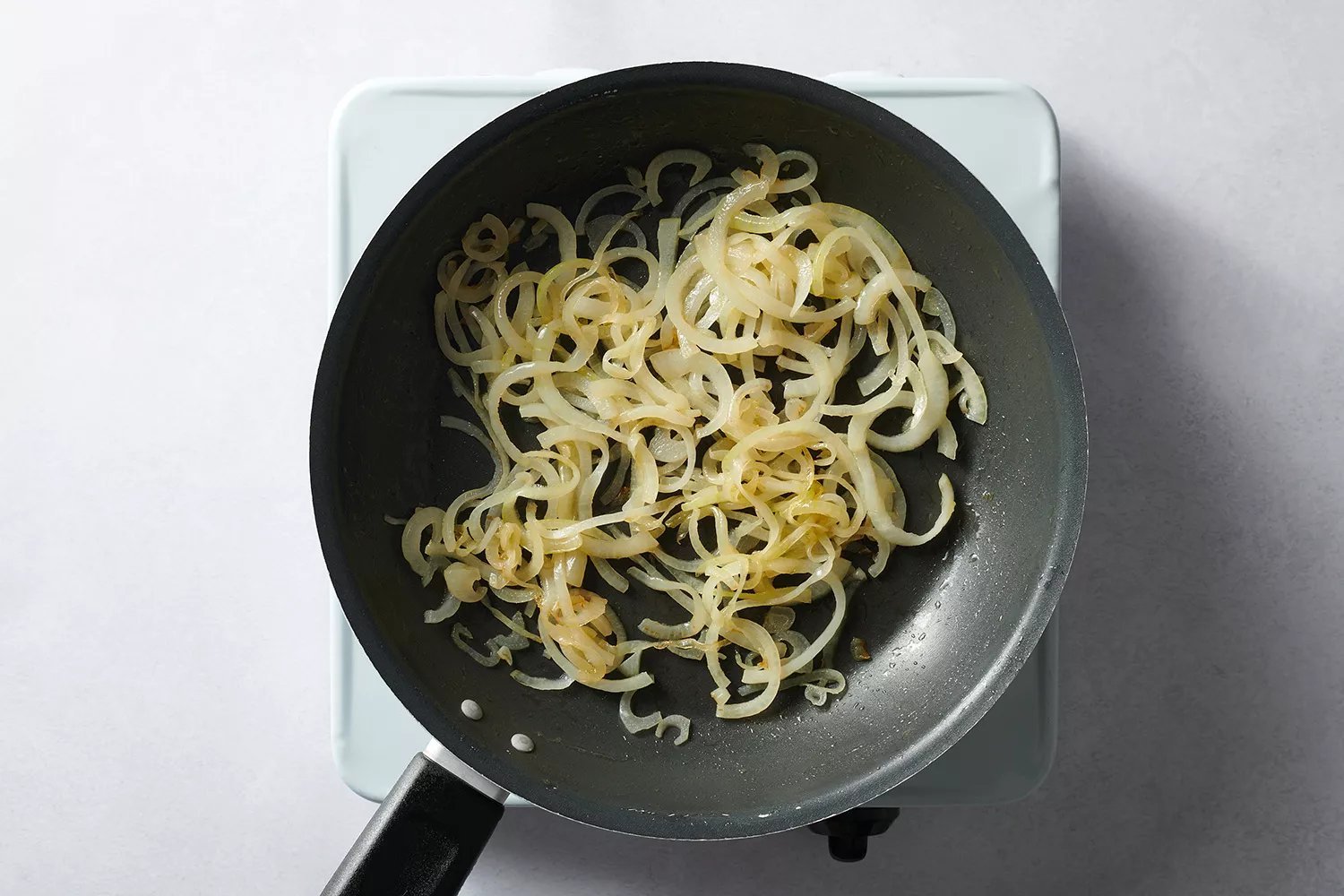 cebola refogando na frigideira