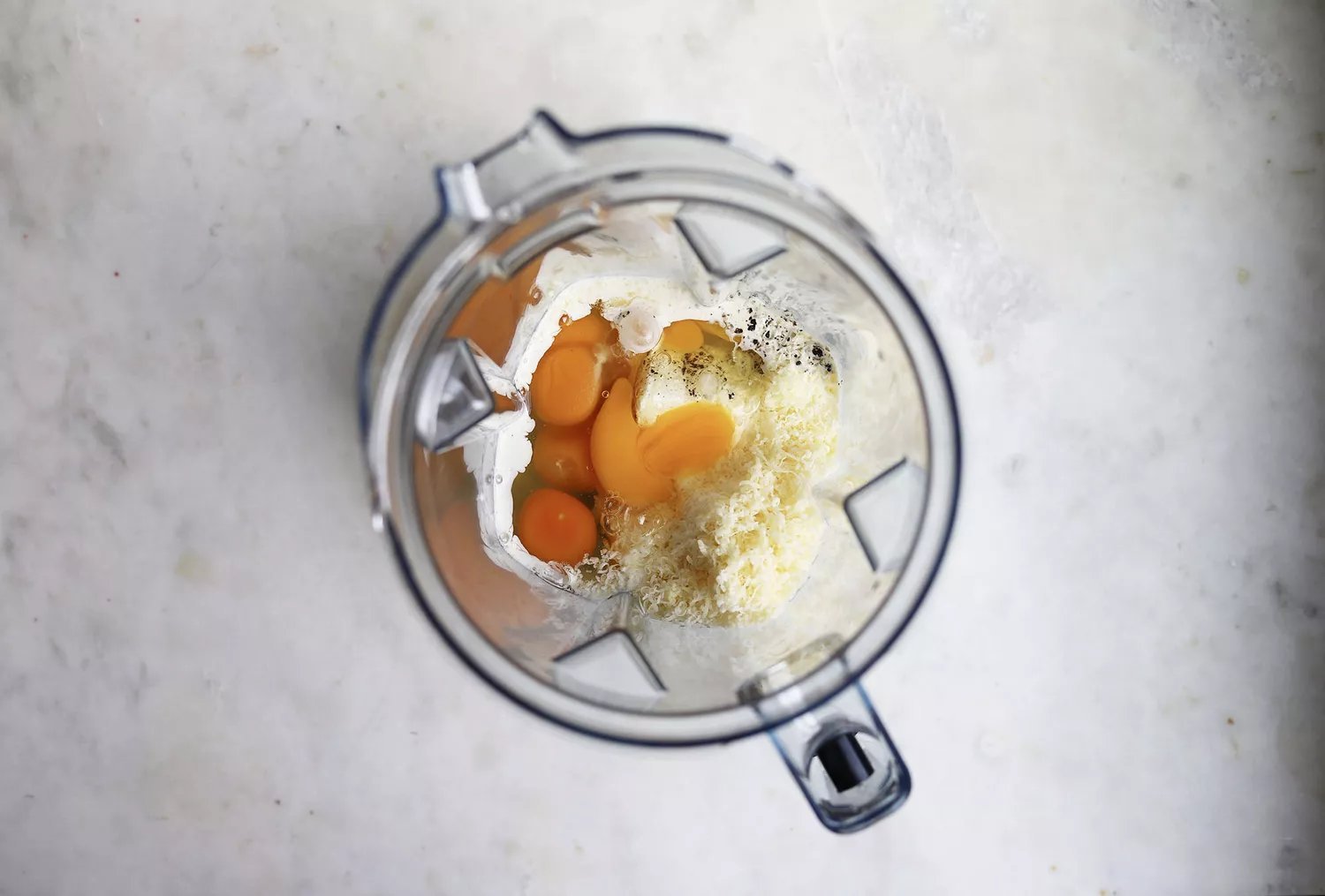 ovos e outros ingredientes no liquidificador