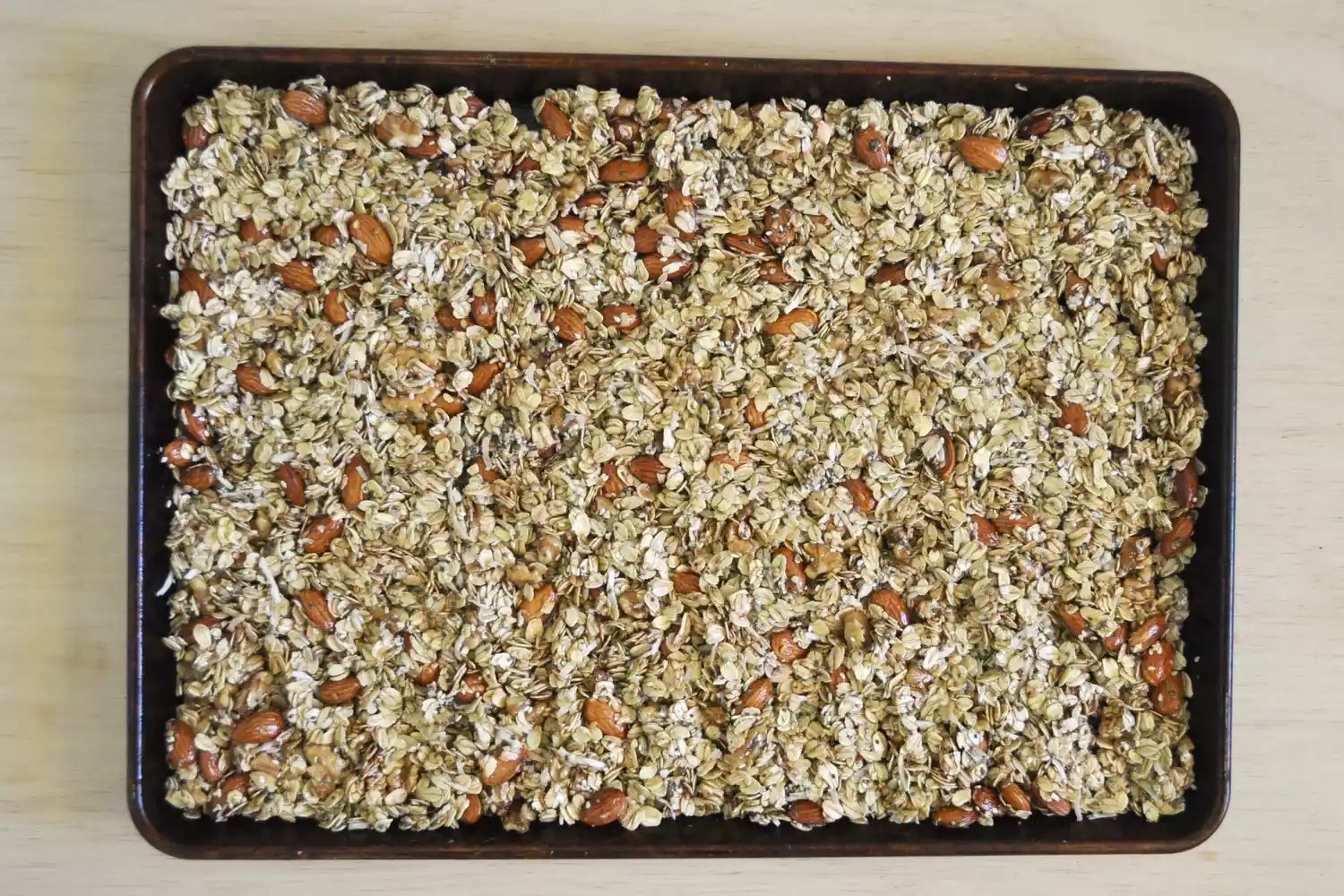 Granola em uma assadeira