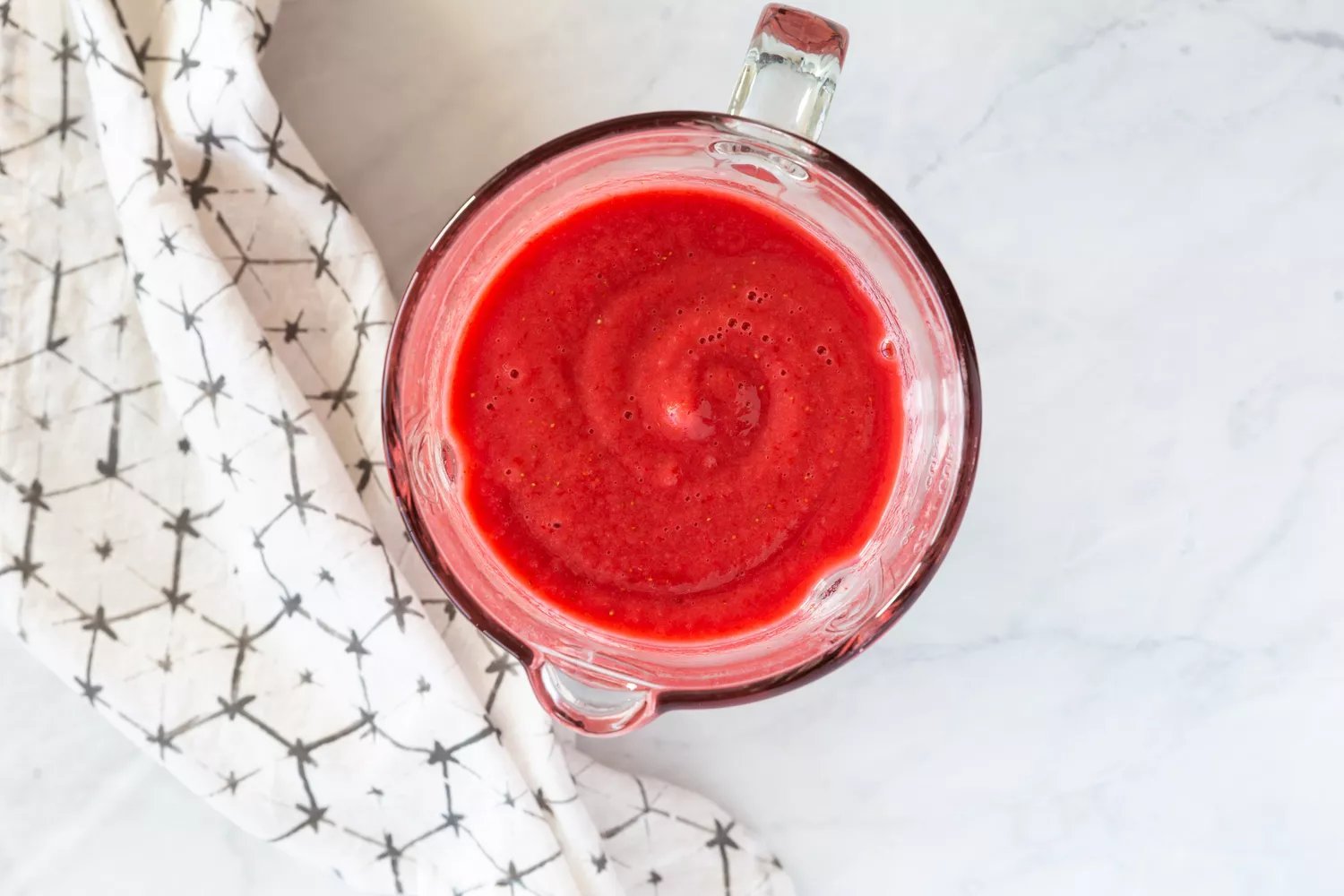 Smoothie de morango batido até ficar homogêneo no liquidificador