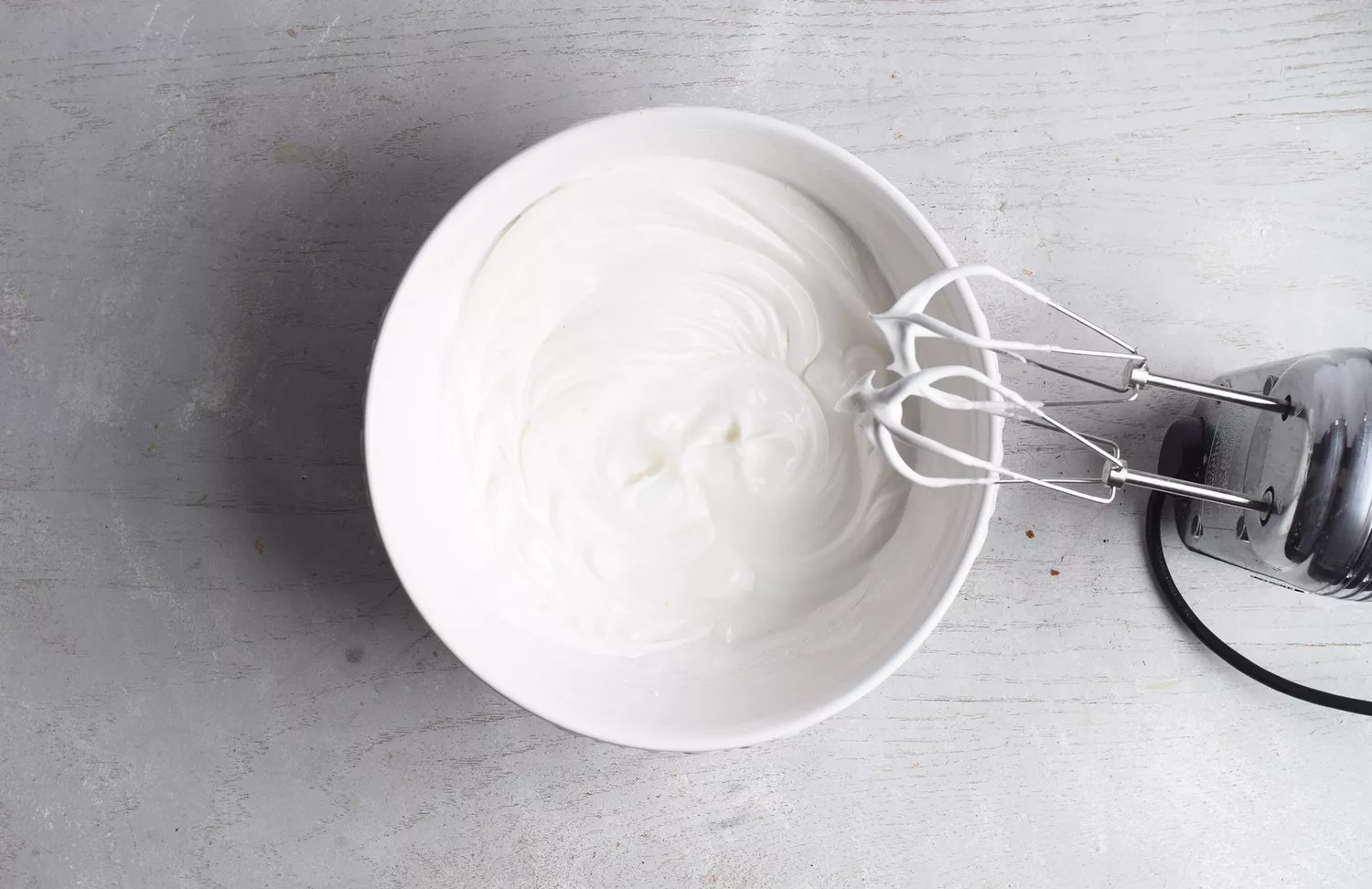 Claras de ovo batidas em picos firmes