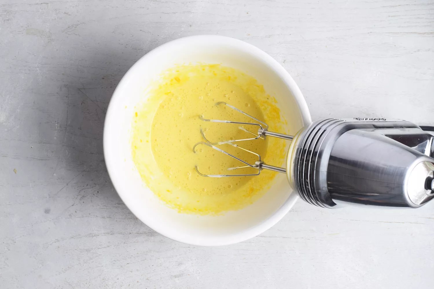 Mistura em uma tigela com batedor