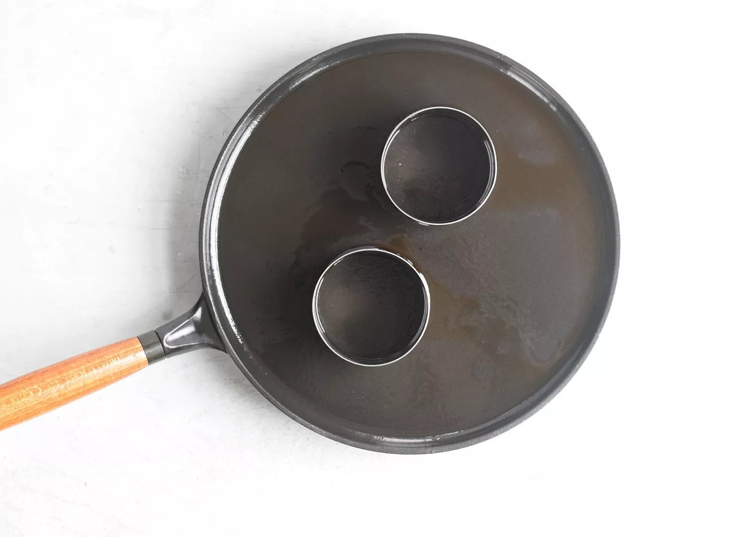 Frigideira com moldes para pastel