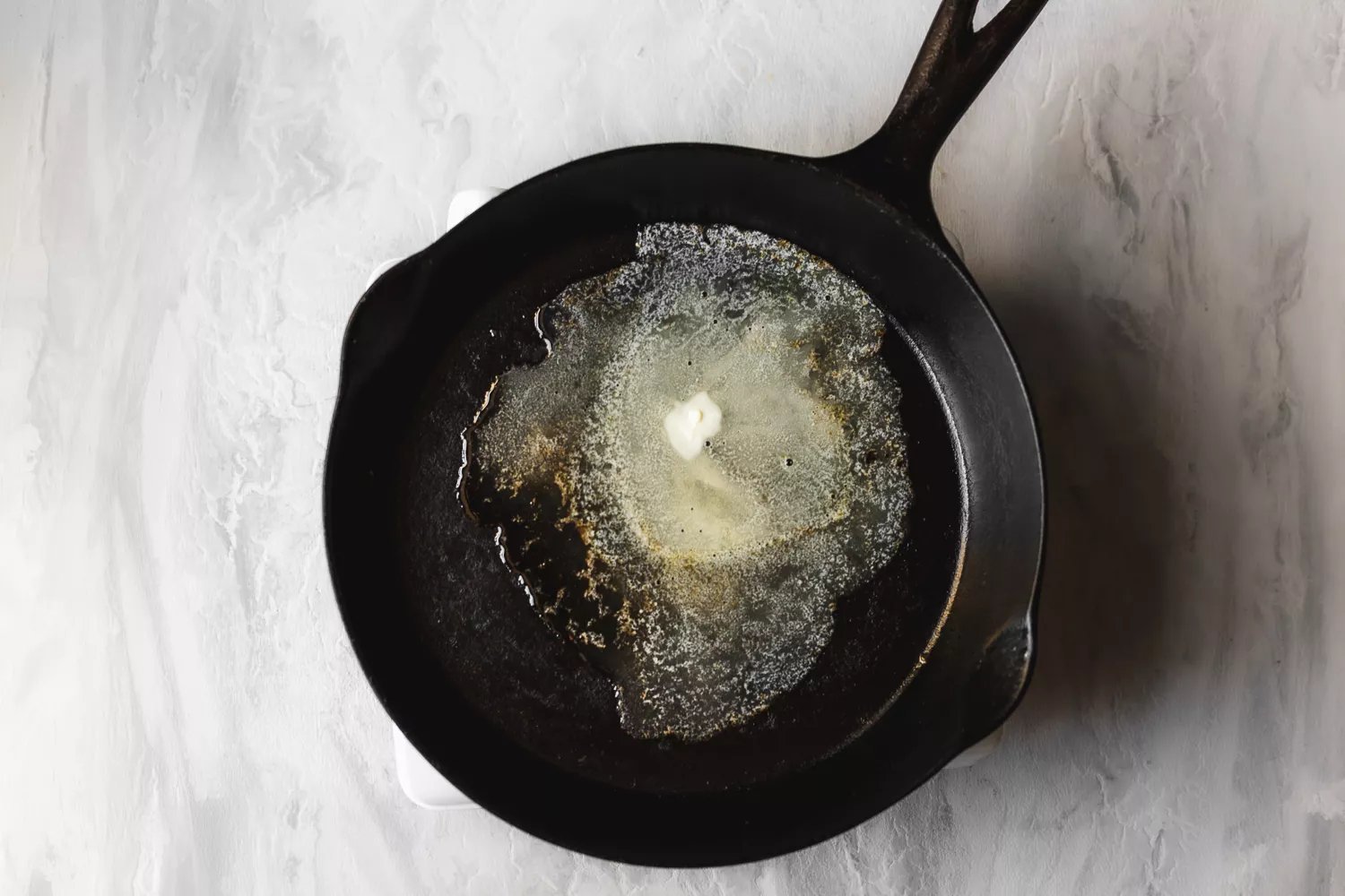 Manteiga derretendo na panela