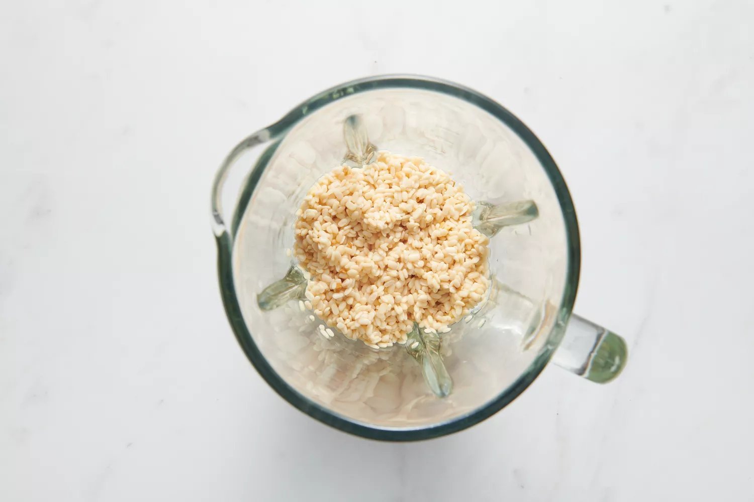 Um liquidificador com urad dal e sementes de feno-grego embebidas