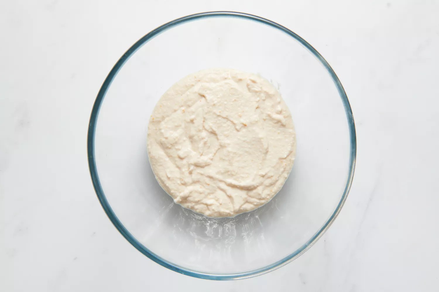 Uma tigela grande de massa de urad dal-feno-grego