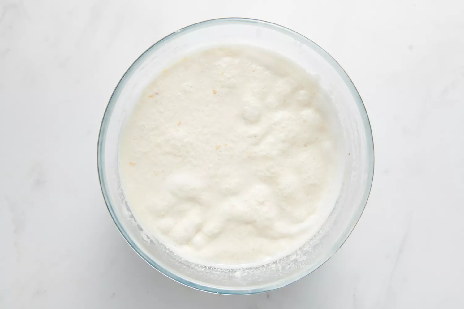 Uma tigela grande de massa Sona Masuri-urad dal fermentada e borbulhante