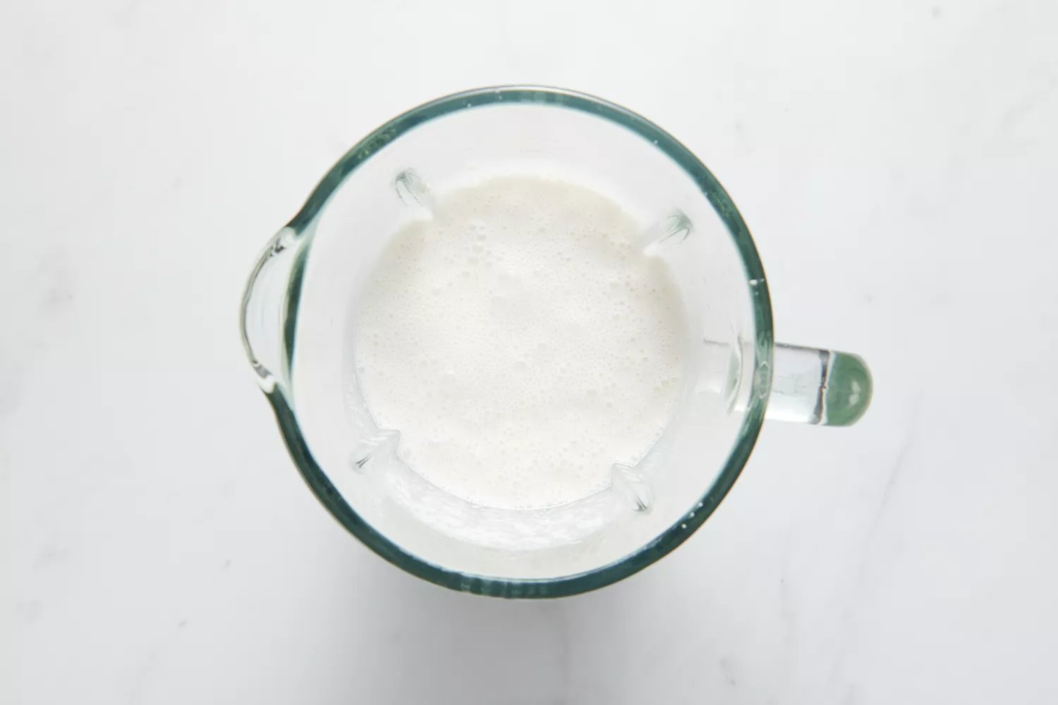 Um liquidificador com arroz Sona Masuri batido