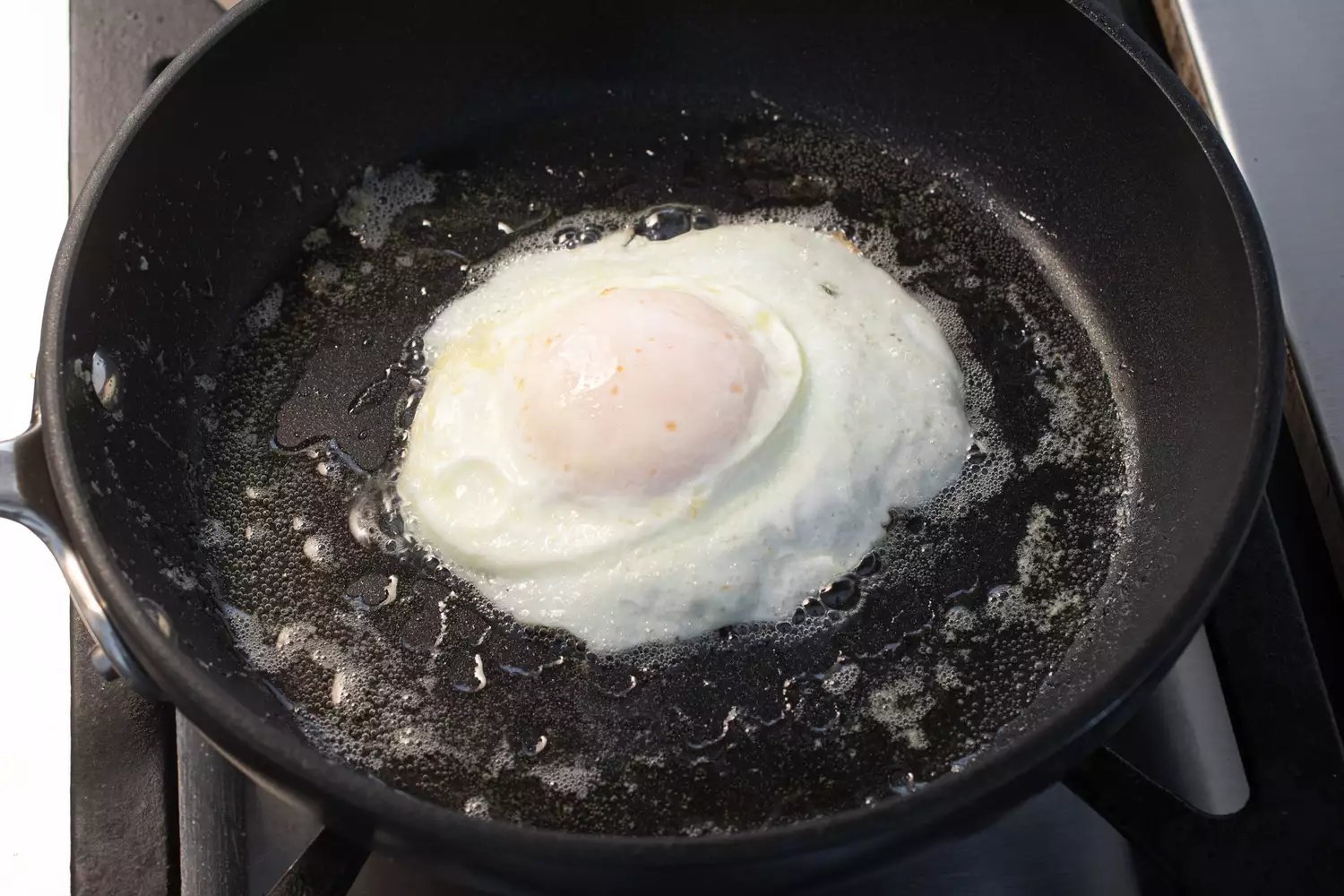 Ovo cozinhado ao ponto na frigideira