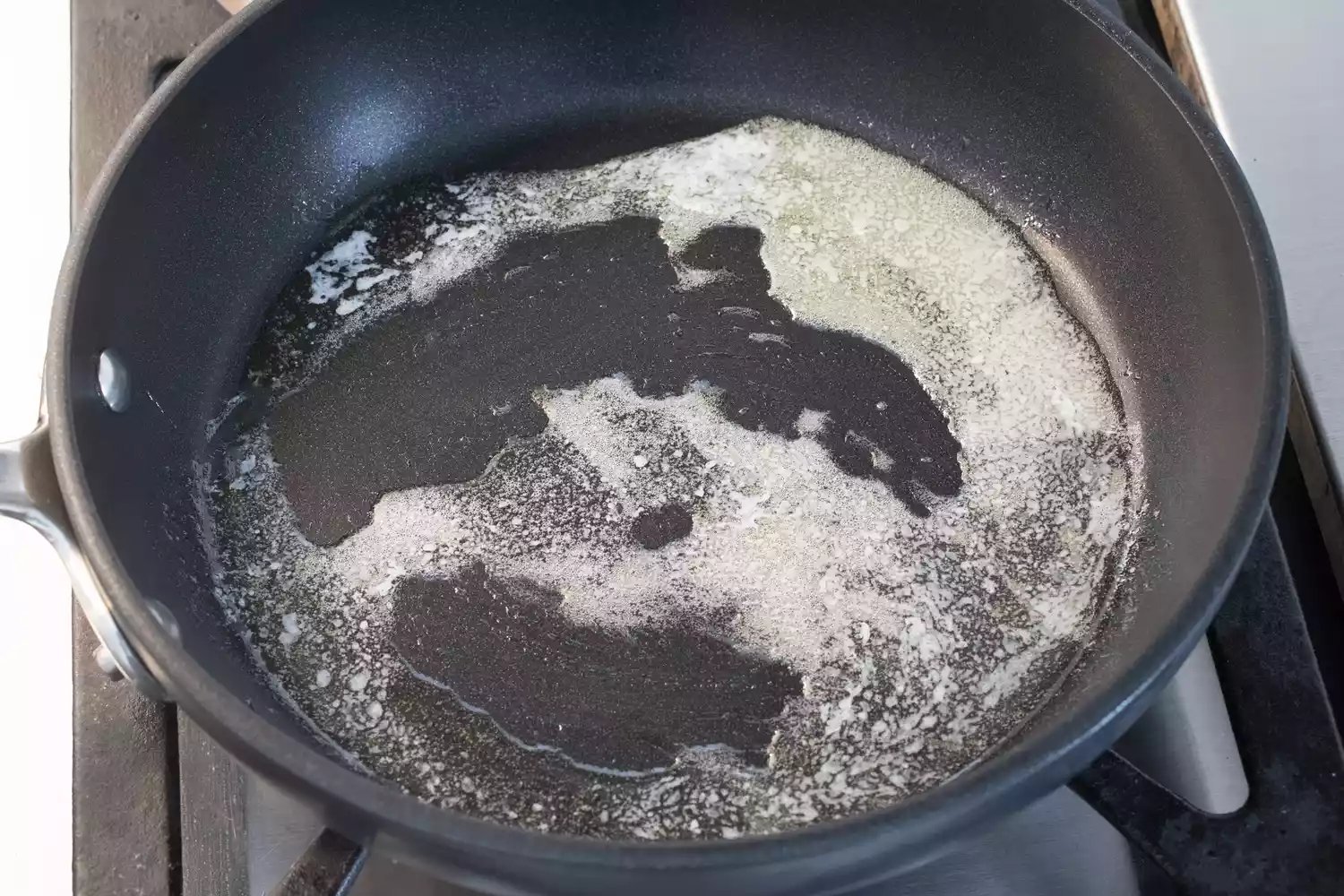 Manteiga derretendo em uma frigideira antiaderente