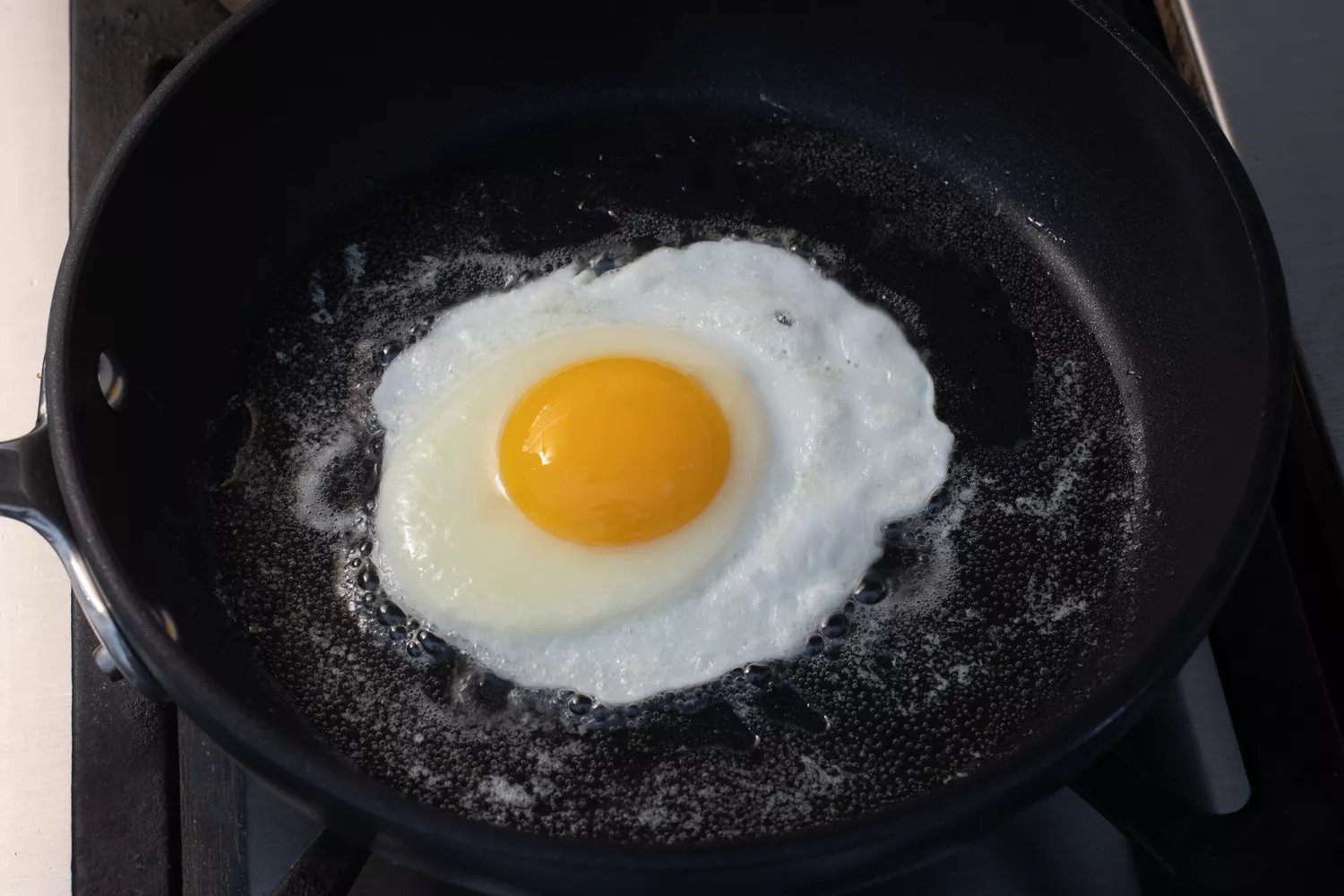 Ovo cozinhando na frigideira