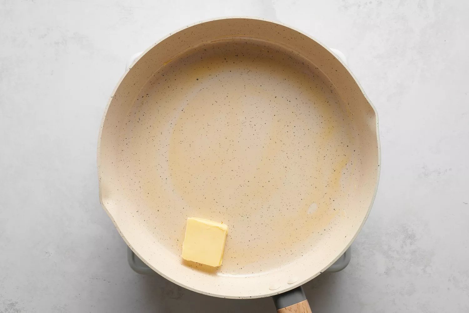 Um pedaço de manteiga em uma frigideira grande