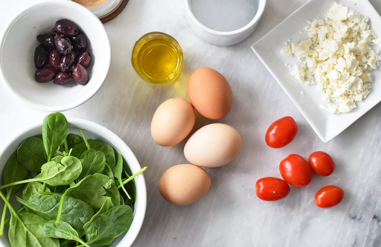 Ingredientes para a receita de omelete grega de clara de ovo reunidos