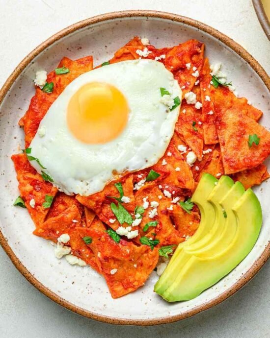 Chilaquiles Rojos con Huevos Fritos