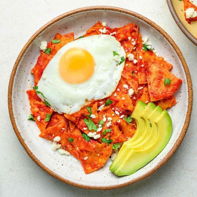 Chilaquiles Rojos con Huevos Fritos