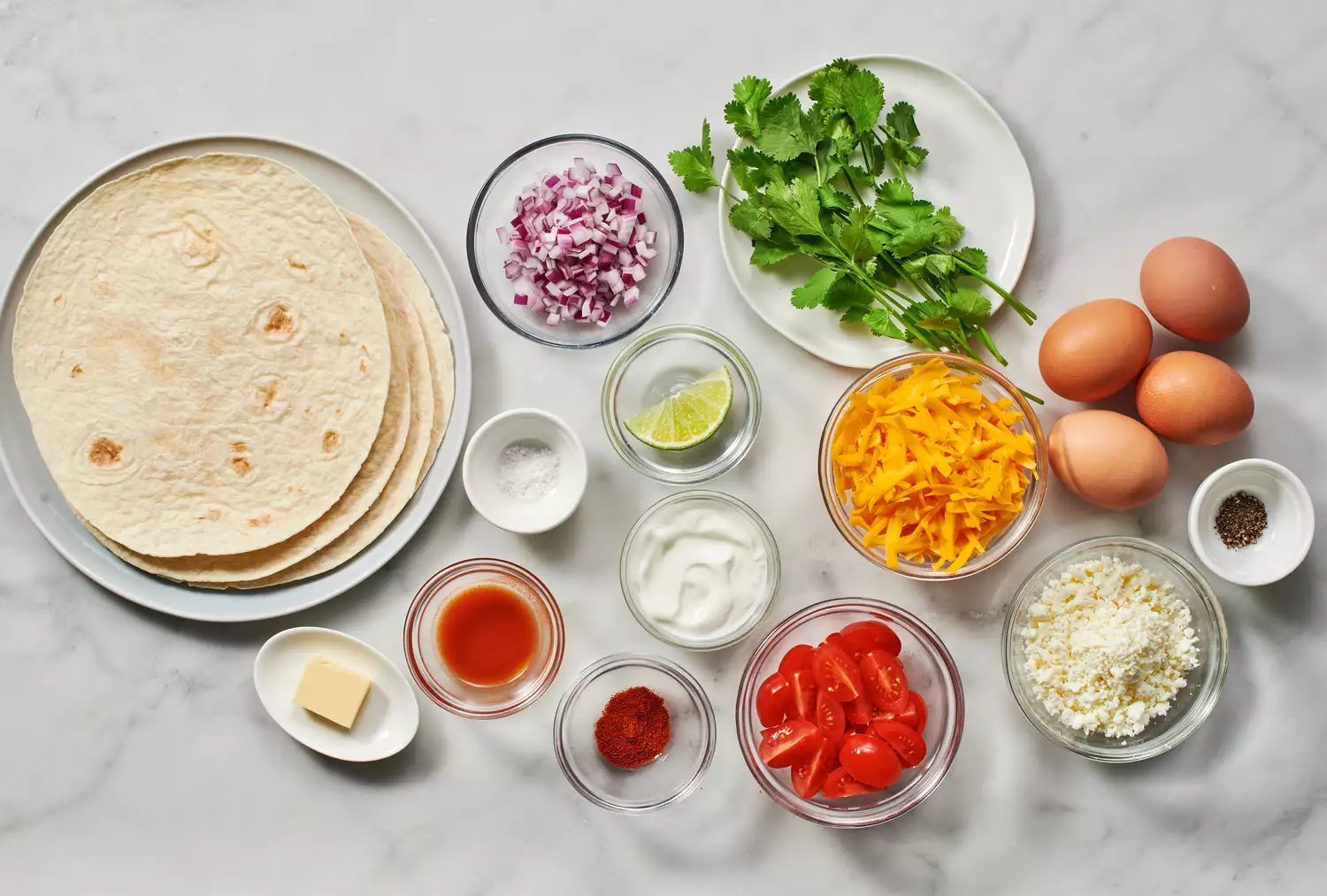 Ingredientes para fazer tacos de café da manhã quesadilla