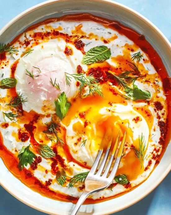 Çilbir (Huevos turcos)