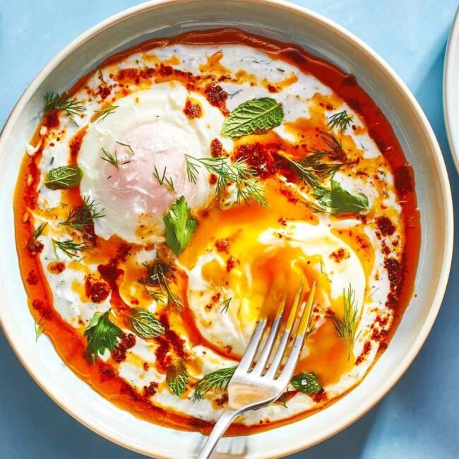 Çilbir (Huevos turcos)